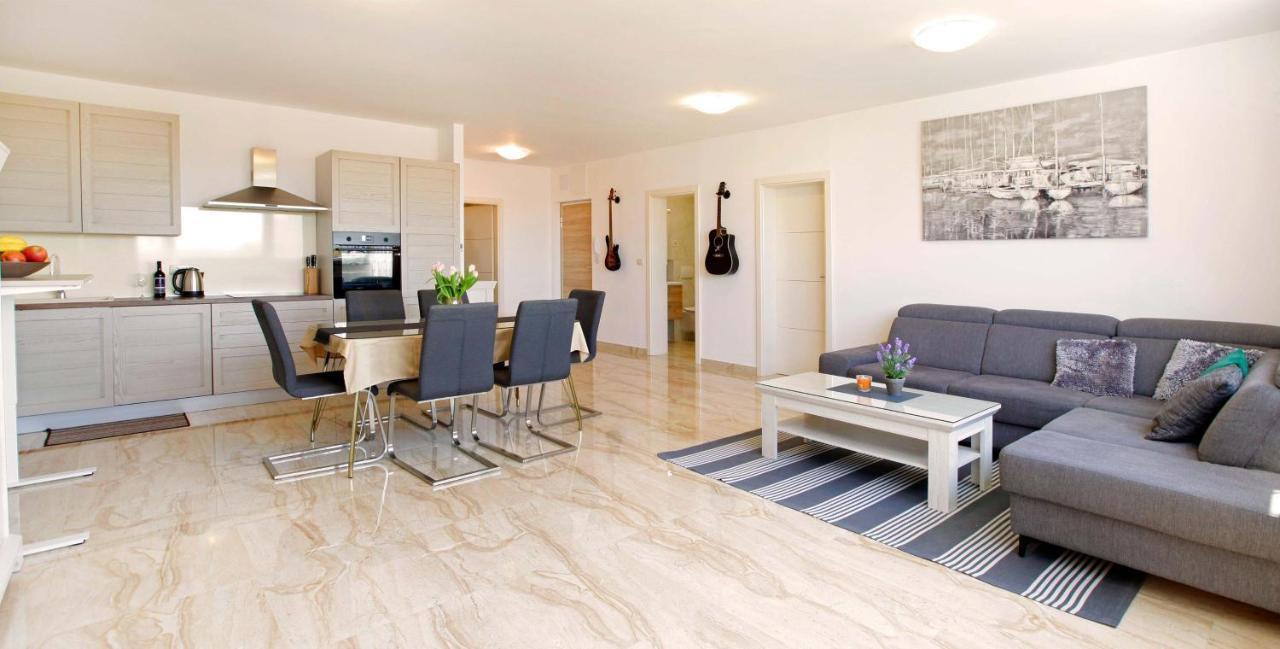 Modern 2-Bed Apt, Late Check In Available Сплит Екстериор снимка